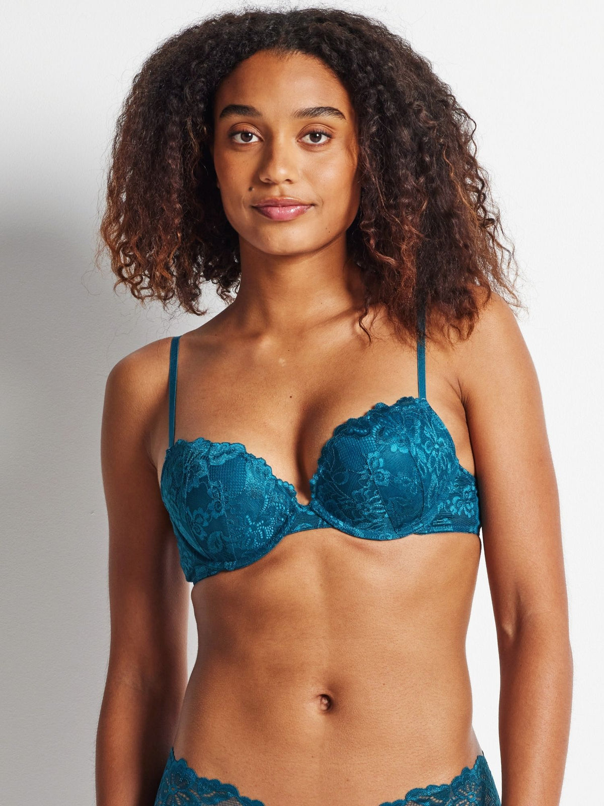 Kayser Brazilian Push-Up Bra in Blue Coral – close-up of lace cups and scalloped neckline